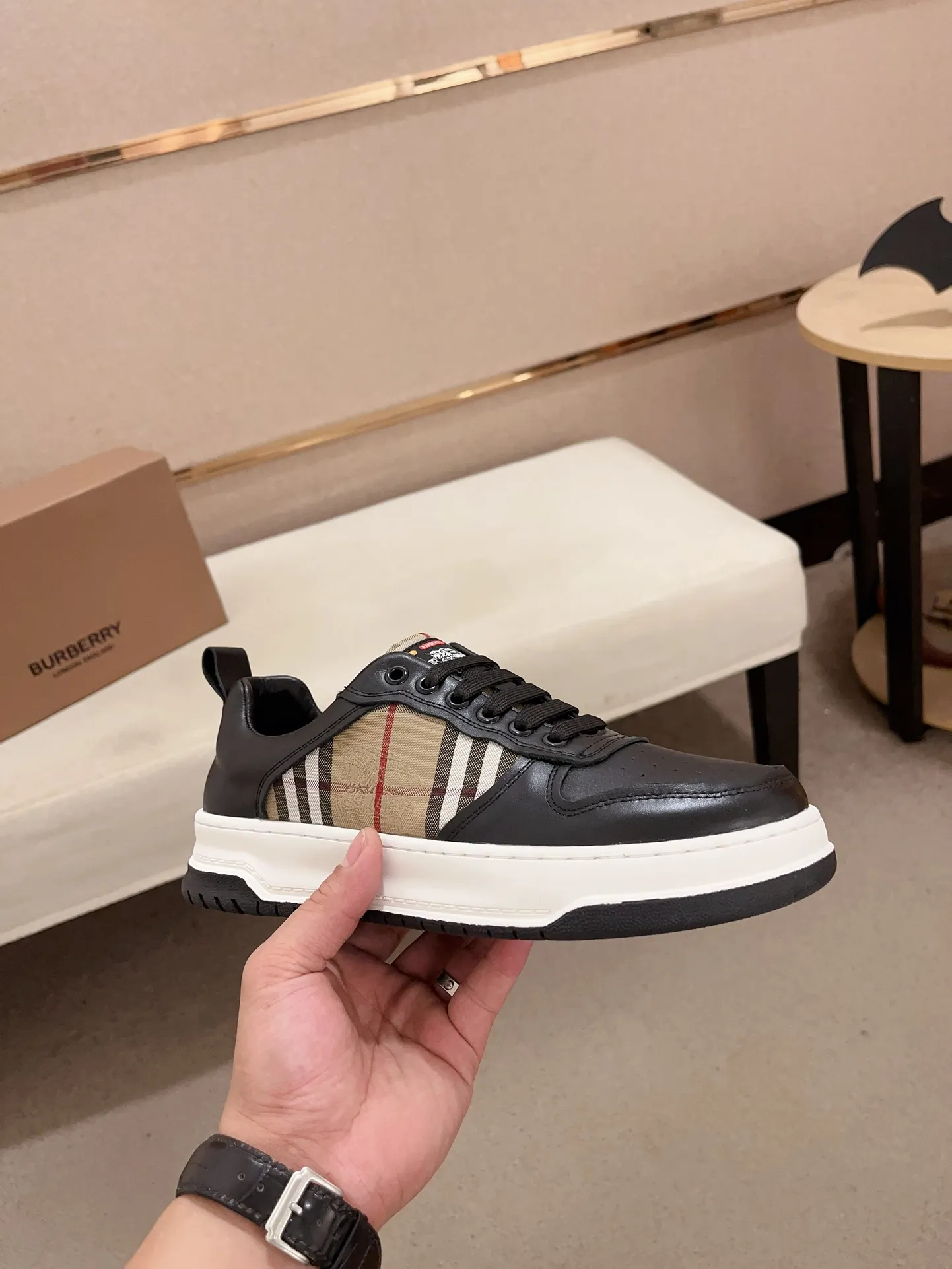 Men's shoes💰: 400💰🇮🇹🇮🇹The counters are synchronized with BURBERRY's top purchasing agents🔍🔍Synchronized sales. Positive code number: 38-44. Italian imported cowhide with official website fabric. Fully imported sheepskin lining, sole: original sole provided by the original factory, exclusive movable molded sole, super comfortable, original factory follow-up goods, 🔍🔍high quality, you can enter and leave the counter at will, welcome to compare (can be customized 45)